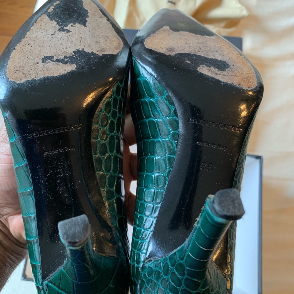 Authentic Burberry Classic Pumps - Picture 3 of 6